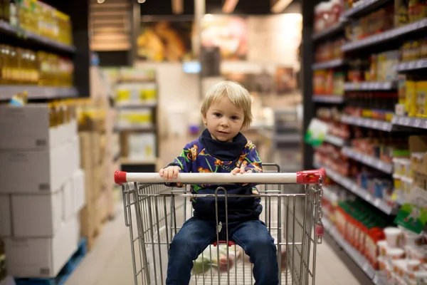 Menino Criança Doce Sentado Carrinho Compras Mercearias Mãe Byuing Pessoas — Fotografia de Stock
