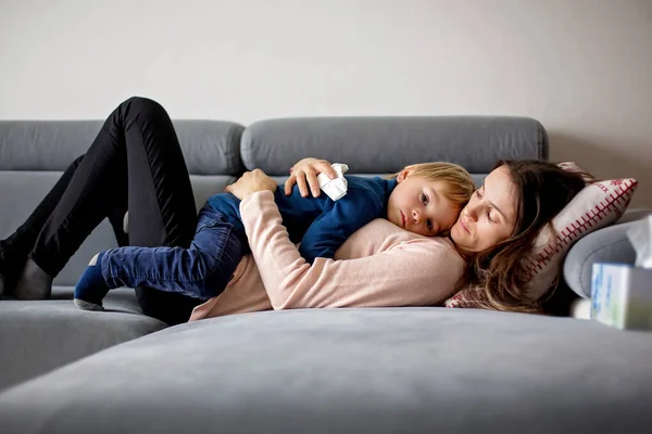 Madre Sosteniendo Niño Enfermo Acostada Sofá Casa Con Fiebre Nariz — Foto de Stock