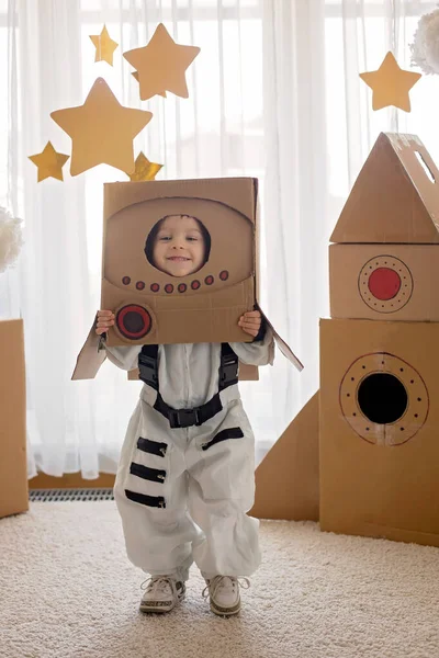 Petit Garçon Doux Habillé Astronaute Jouant Maison Avec Une Fusée — Photo