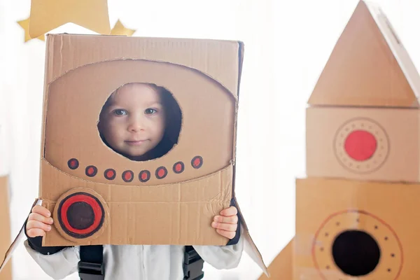 Dolce Bambino Vestito Astronauta Che Gioca Casa Con Razzo Cartone — Foto Stock