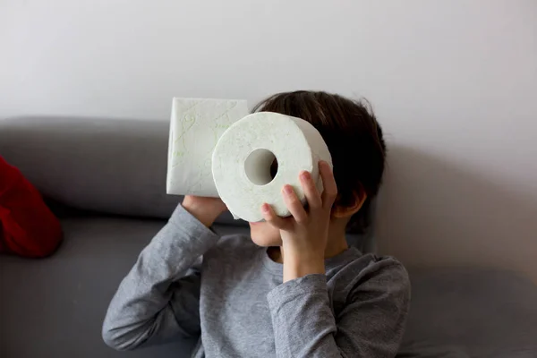 Kind Spielt Hause Mit Toilettenpapier — Stockfoto