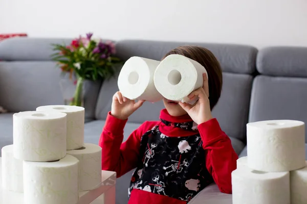 Bambino Giocando Con Carta Igienica Ato Casa — Foto Stock