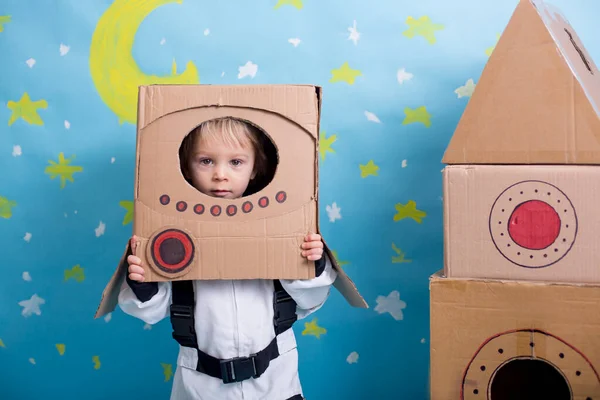 Süßer Kleiner Junge Als Astronaut Verkleidet Spielt Hause Mit Papprakete — Stockfoto