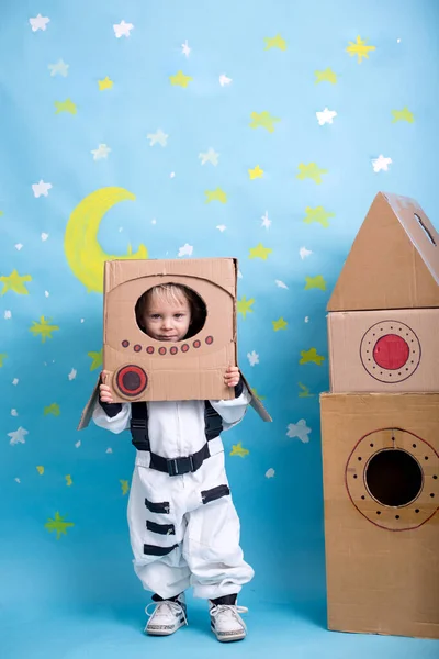 Słodki Chłopczyk Przebrany Astronautę Bawiący Się Domu Tekturową Rakietą Ręcznie — Zdjęcie stockowe
