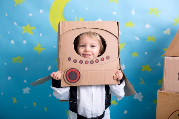 Süßer Kleiner Junge Als Astronaut Verkleidet Spielt Hause Mit Papprakete — Stockfoto