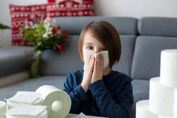 Kind Vegen Zijn Neus Met Papier Thuis Kind Met Een — Stockfoto