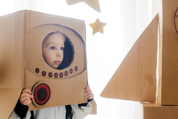 Tatlı Çocuk Astronot Gibi Giyinmiş Evde Karton Roket Kutudan Yapılmış — Stok fotoğraf