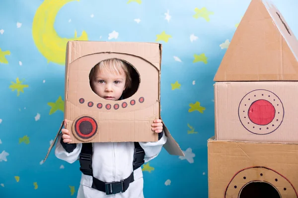 Sladký Batole Chlapec Oblečený Jako Astronaut Hrající Doma Kartónovou Raketou — Stock fotografie