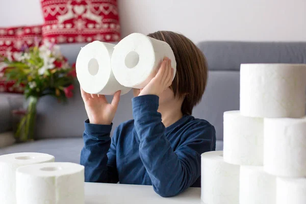 Dítě Hrát Toaletním Papírem Doma — Stock fotografie