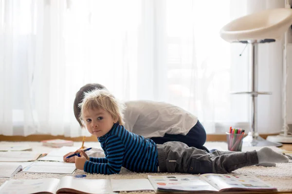 Bambino Facendo Lavori Scolastici Sul Pavimento Casa Mentre Quarantena Ragazzo — Foto Stock