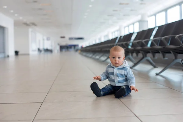 Kindje Babyjongen Spelen Luchthaven Tijdens Het Wachten Voor Zijn Vliegtuig — Stockfoto