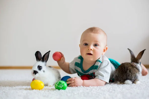 小さな幼児の子 男の子は 卵の上のカラフルな手描きのウサギとイースターエッグを自宅で再生 — ストック写真