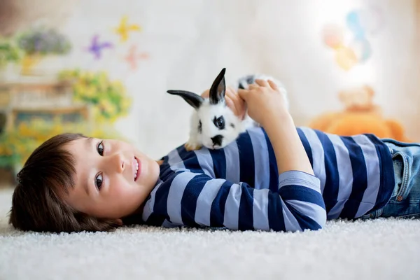 Bonito Menino Criança Vestido Casual Inteligente Brincando Com Pouco Coelho — Fotografia de Stock