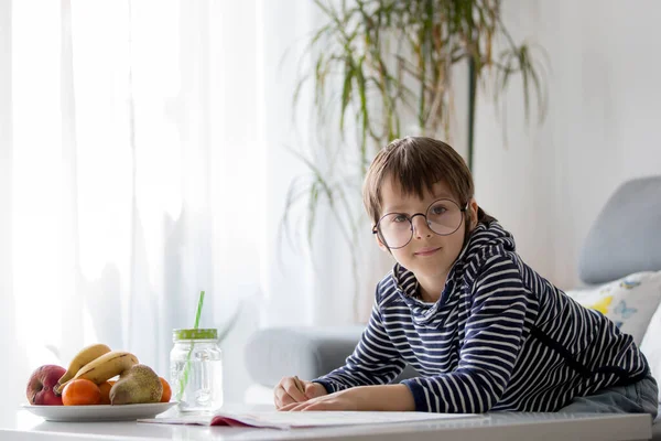 Niño Preescolar Con Gafas Escribiendo Tareas Casa Sala Estar Soleada — Foto de Stock