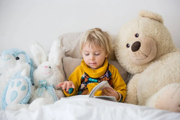 美しい子供 幼児の男の子 読書やそれと遊ぶ 本や手紙で撮影された創造的な知識 — ストック写真