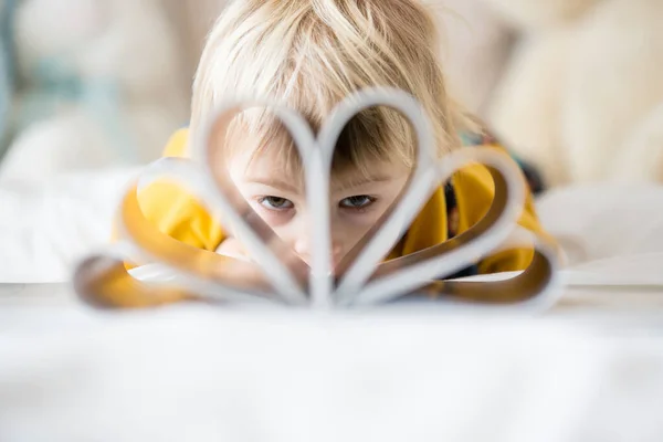 Güzel Çocuk Küçük Çocuk Kitap Okuyor Onunla Oynuyor Kitap Mektuplarla — Stok fotoğraf