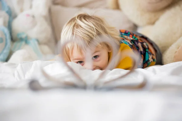 Wunderschönes Kind Kleinkind Buch Lesen Und Damit Spielen Kreatives Wissen — Stockfoto