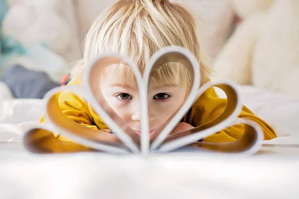 Hermoso Niño Niño Pequeño Leer Libro Jugar Con Conocimiento Creativo —  Fotos de Stock
