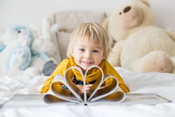 美しい子供 幼児の男の子 読書やそれと遊ぶ 本や手紙で撮影された創造的な知識 — ストック写真