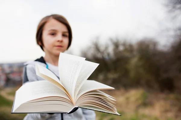 Ребенок Мальчик Держащий Руках Книгу Читающий Играющий Творческие Знания Снятые — стоковое фото