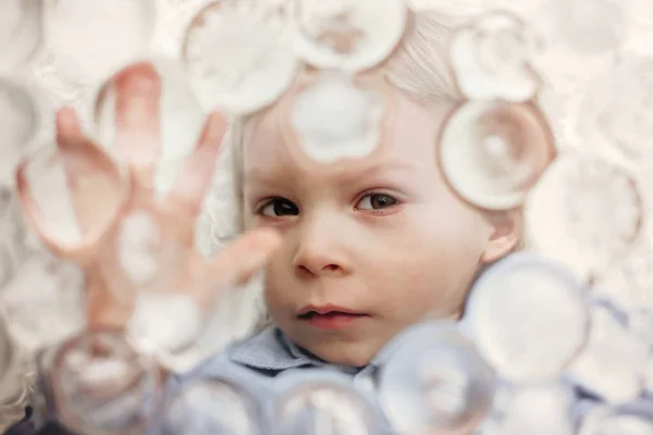 Retrato Niño Rubio Acostado Debajo Cubitos Hielo Mirando Cámara Retrato —  Fotos de Stock