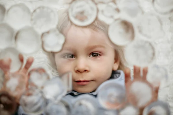 Buz Küplerinin Altında Yatan Kameraya Bakan Yaratıcı Çocuk Portresi Olan — Stok fotoğraf