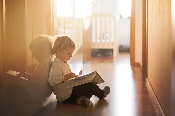 Bellissimo Ragazzo Biondo Bambino Sdraiato Sul Pavimento Casa Corridoio Leggendo — Foto Stock