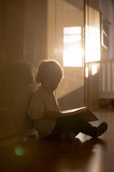 Маленький Мальчик Лежащий Дома Полу Холле Читающий Книгу Красивый Задний — стоковое фото