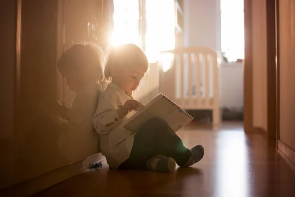 Lindo Menino Loiro Criança Deitado Chão Casa Salão Livro Leitura — Fotografia de Stock