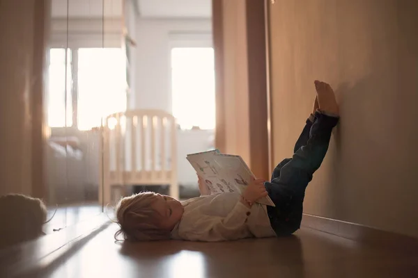 Красивий Маленький Блондин Лежачи Підлозі Вдома Залі Читаючи Книгу Красиве — стокове фото