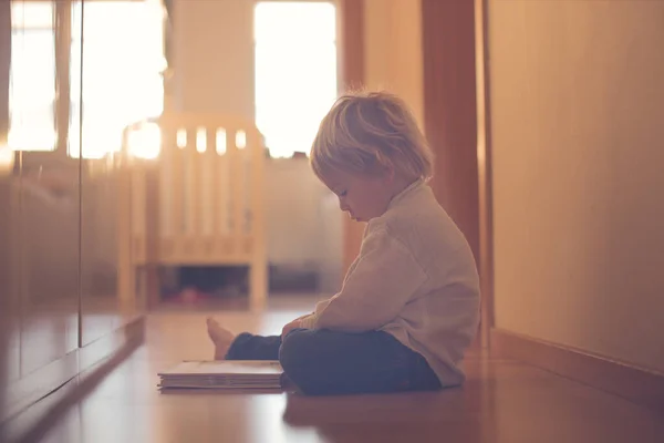 Güzel Sarışın Çocuk Salonda Yerde Uzanıyor Kitap Okuyor Güzel Bir — Stok fotoğraf