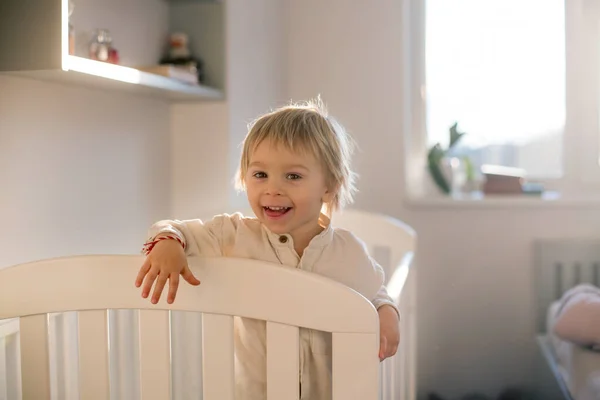 Schöner Kleiner Blonder Junge Der Kinderbett Spielt Schönes Gegenlicht — Stockfoto