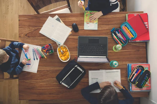 Drei Kinder Die Tisch Sitzen Und Hausaufgaben Schreiben Während Die — Stockfoto