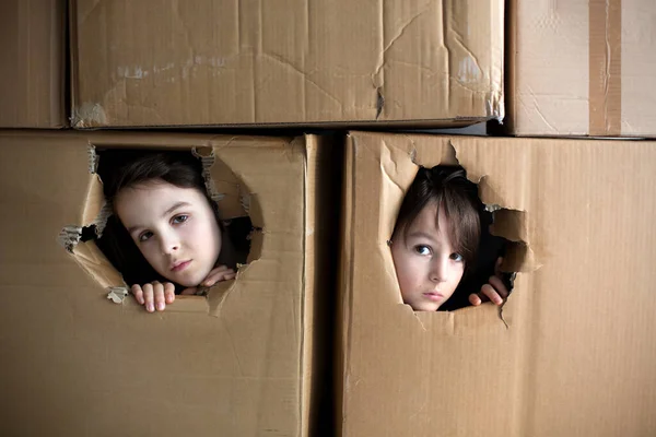 Lieve Kinderen Jongensbroers Verstopt Kartonnen Doos Uitziend Geïsoleerde Verdrietige Kinderen — Stockfoto