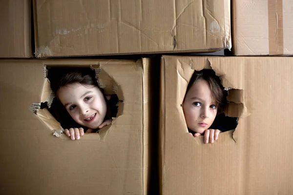 Bambini Dolci Fratelli Maschi Nascosti Una Scatola Cartone Che Guardano — Foto Stock