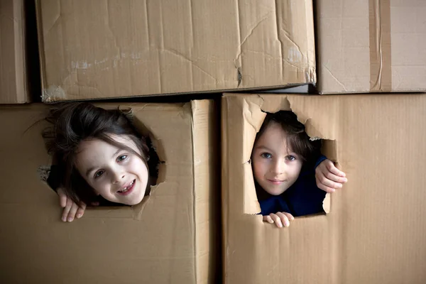 Lieve Kinderen Jongensbroers Verstopt Kartonnen Doos Uitziend Geïsoleerde Verdrietige Kinderen — Stockfoto