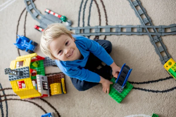 Förtjusande Liten Pojke Leker Med Färgglada Plast Byggstenar Hemma Sitter — Stockfoto
