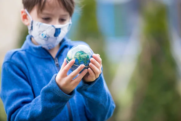 Школьник Держащий Руках Маленький Глобус Грустный Взгляд Мир Разрушающий Пандемию — стоковое фото