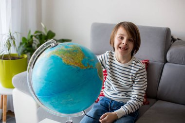 Küçük çocuk, aydınlanmış dünyaya bakıyor, dünyayı keşfediyor, öğreniyor.