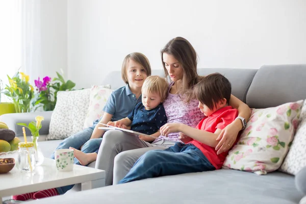 Giovane Donna Madre Con Tre Figli Lettura Libro Casa Abbracci — Foto Stock