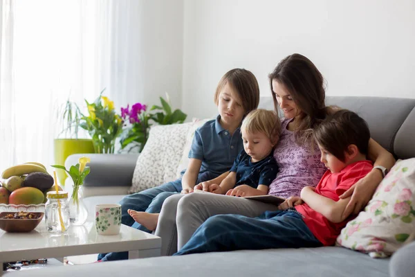 Jonge Vrouw Moeder Met Drie Kinderen Lezen Van Een Boek — Stockfoto