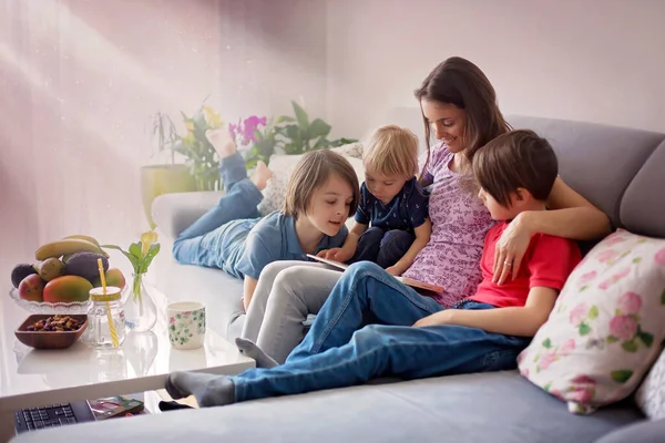 Jeune Femme Mère Avec Trois Enfants Lecture Livre Maison Câlins — Photo