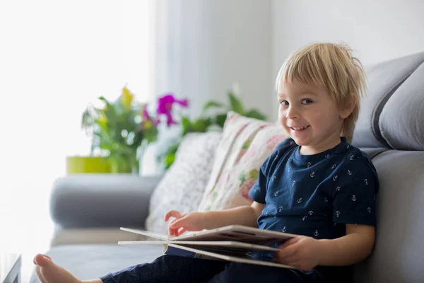Солодкий Блондин Хлопчик Читає Книгу Вдома Сміється Сімейне Щастя — стокове фото