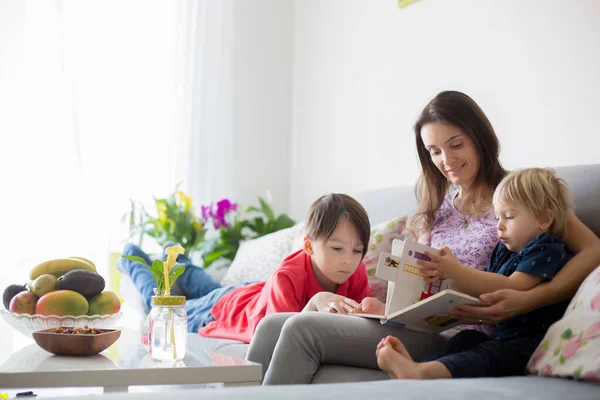 Junge Frau Mutter Mit Drei Kindern Daheim Ein Buch Lesen — Stockfoto