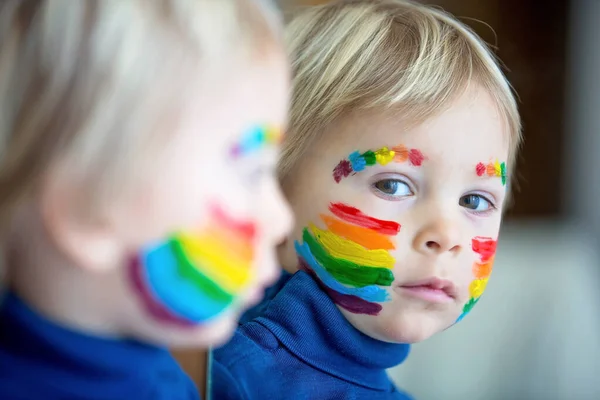 Hermoso Niño Rubio Con Arco Iris Pintado Cara Manos Desordenadas —  Fotos de Stock