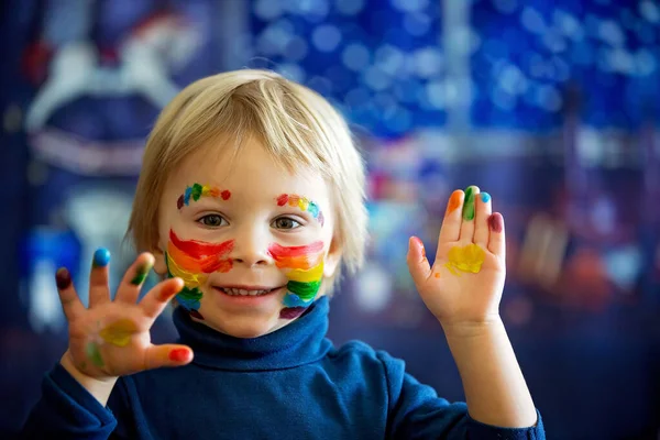 Schöne Blonde Kleinkind Junge Mit Regenbogen Auf Sein Gesicht Gemalt — Stockfoto