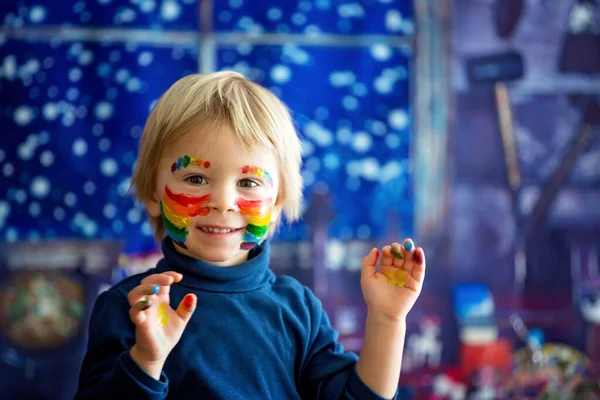 Schöne Blonde Kleinkind Junge Mit Regenbogen Auf Sein Gesicht Gemalt — Stockfoto