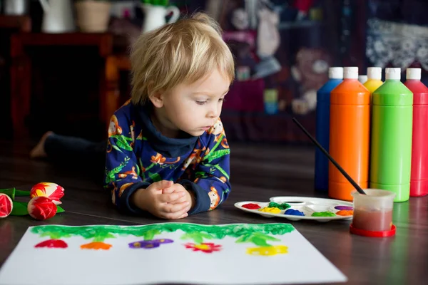 Doce Criança Loira Criança Menino Pintura Com Cores Filhotes Andando — Fotografia de Stock