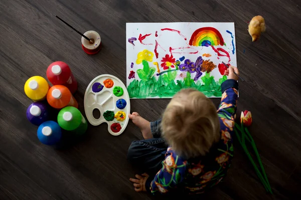 Doce Criança Loira Criança Menino Pintura Com Cores Filhotes Andando — Fotografia de Stock