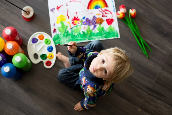 Słodkie Blond Dziecko Chłopiec Malowanie Kolorami Małe Pisklęta Spacerujące Wokół — Zdjęcie stockowe